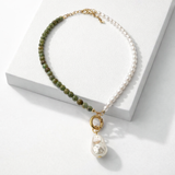 Colar Polly de contas verde e pérolas claras, com pingente dourado e gota de pérola