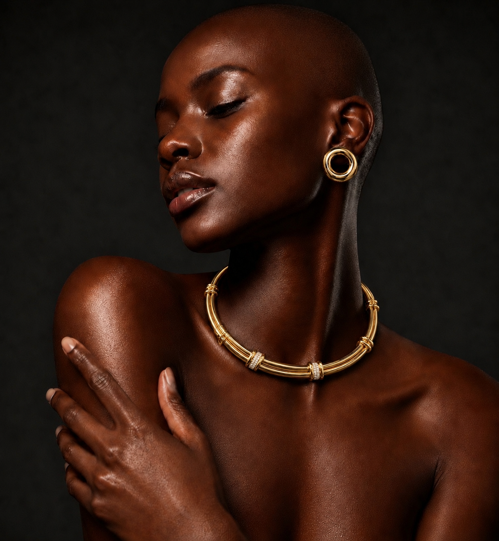 Conjunto de colar e brinco Ariana dourado: choker curvo com detalhes e argolas duplas