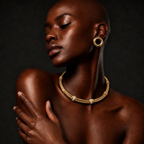 Conjunto de colar e brinco Ariana dourado: choker curvo com detalhes e argolas duplas
