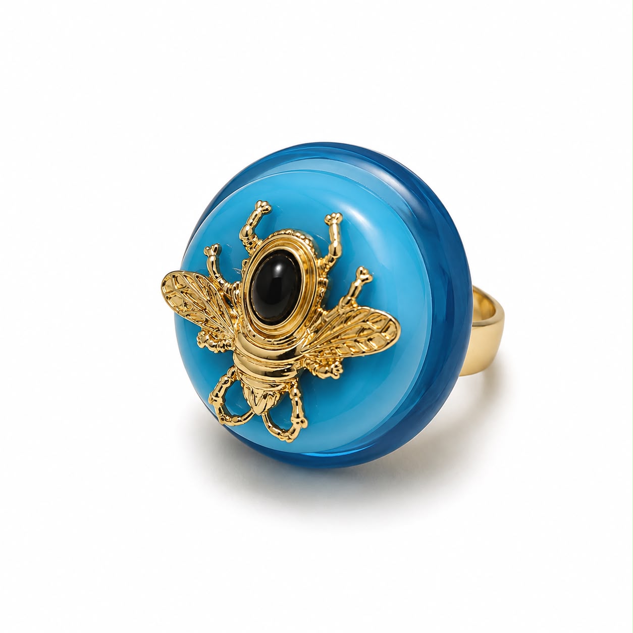 Anel Dacar azul com aro dourado e flor dourada sobre pedra oval preta