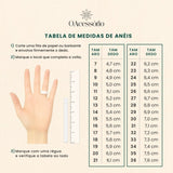 Anel com aro liso e parte superior arredondada na mão