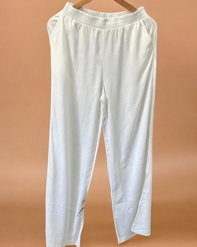 Calça branca com cós elástico e barra longa