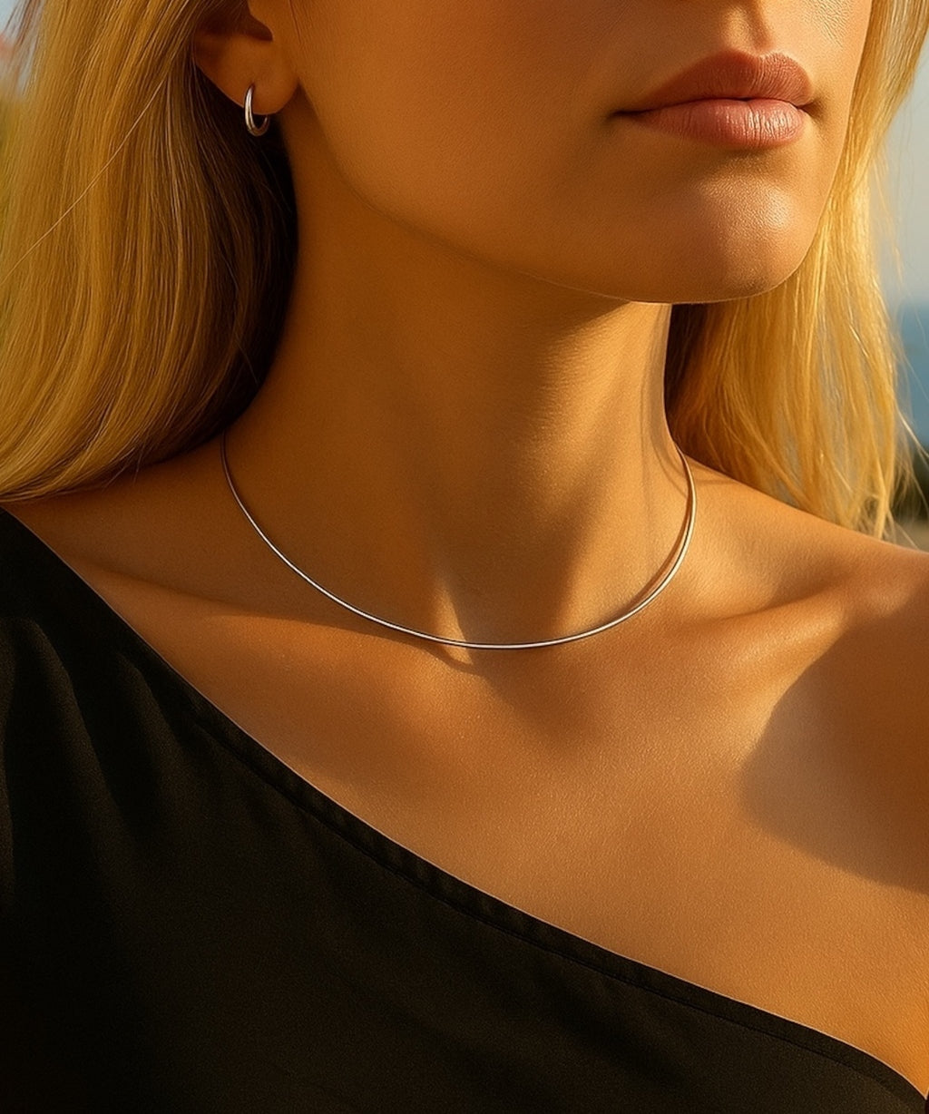 Colar Arya prateado com corrente fina e detalhe discreto
