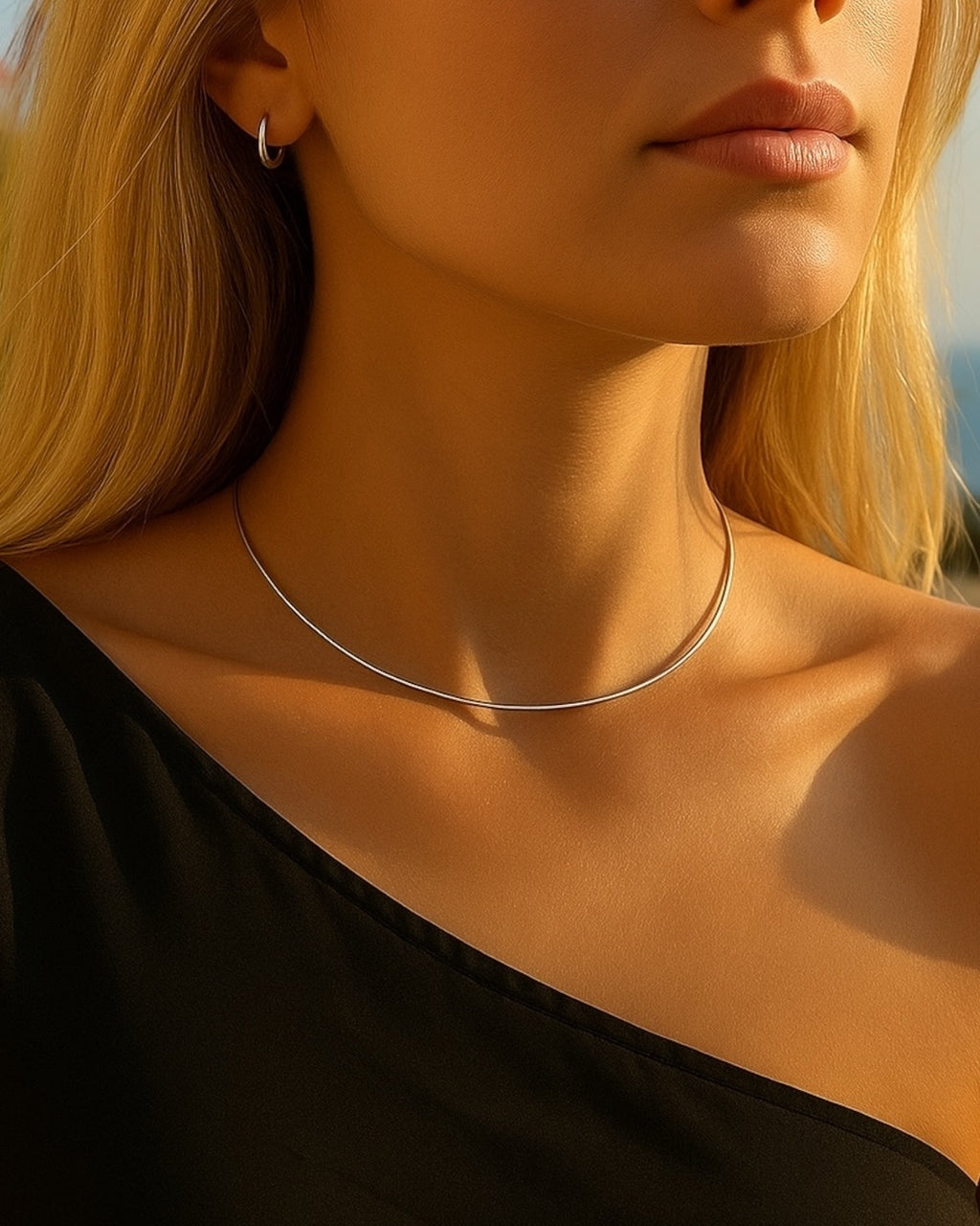Colar Arya prateado com corrente fina e detalhe discreto