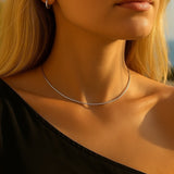 Colar Arya prateado com corrente fina e detalhe discreto
