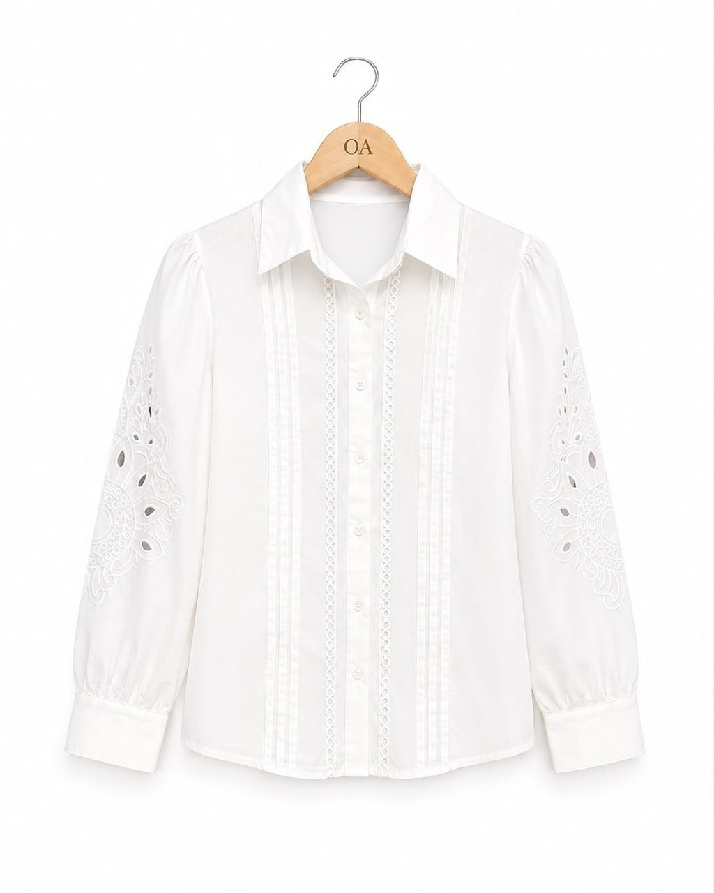 Camisa branca com botões e bordado vertical central, mangas com recortes vazados