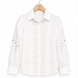 Camisa branca com botões e bordado vertical central, mangas com recortes vazados