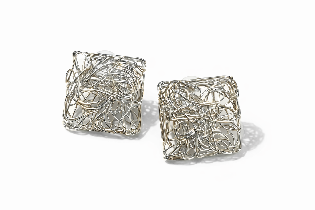 Brincos aramados quadrados prateados, com fio entrelaçado