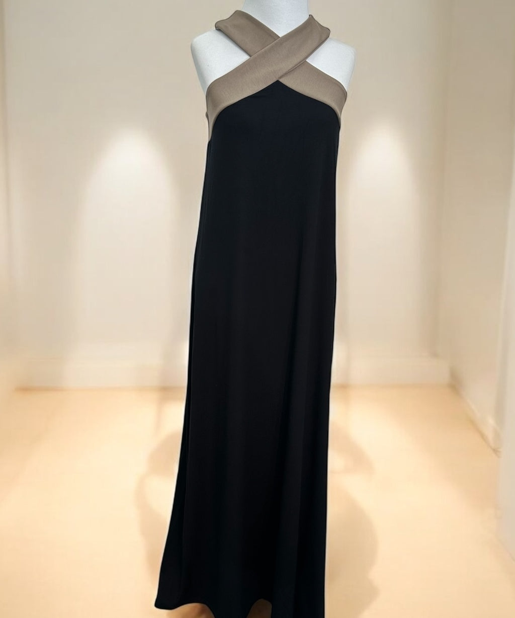 Vestido longo preto com alças cruzadas cinza e decote halter
