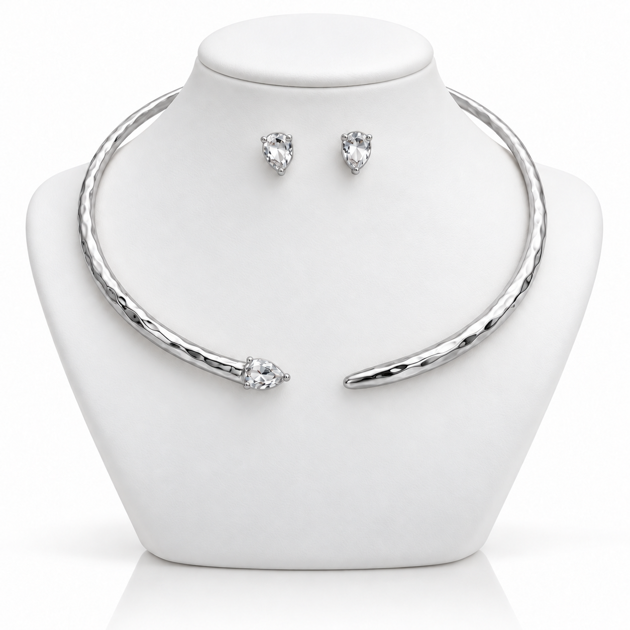 Conjunto de colar e brincos Amélia prateados, com pedras transparentes em formato de gota.