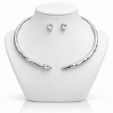 Conjunto de colar e brincos Amélia prateados, com pedras transparentes em formato de gota.