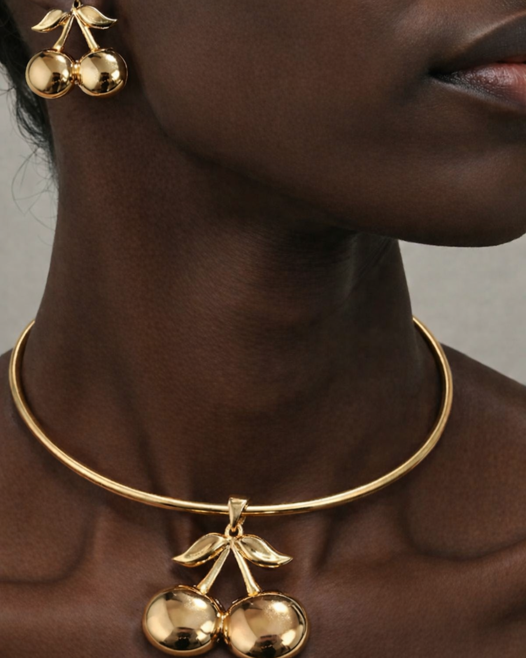 Conjunto de colar choker e brincos cereja dourados com laço e pingente