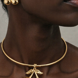 Conjunto de colar choker e brincos cereja dourados com laço e pingente