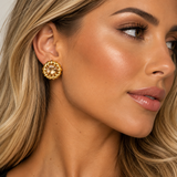 Brinco Alba dourado com pedra central facetada em tom champagne, usado na orelha.