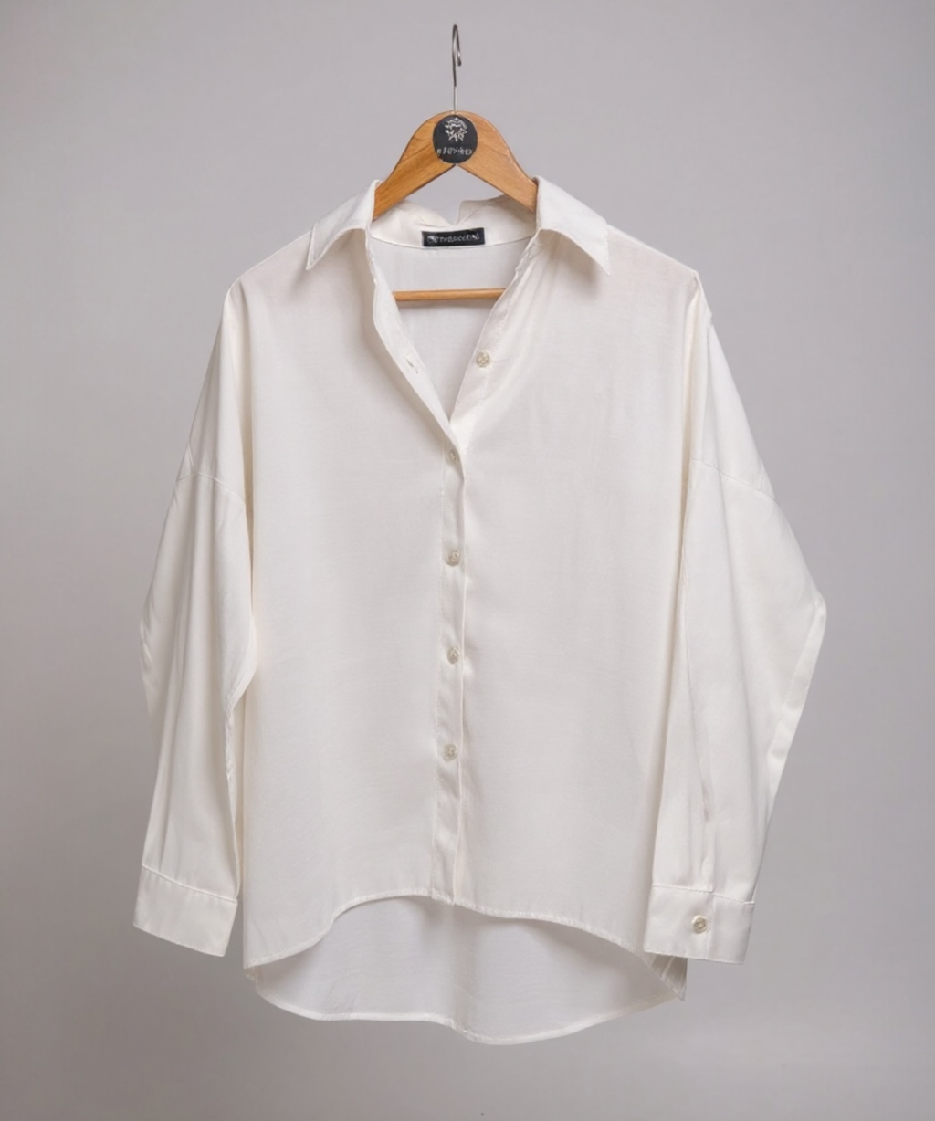 Camisa branca de manga longa com botões frontais e punhos