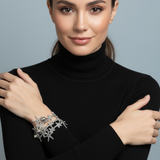 Pulseira de prata com pingentes em formato de estrela e pedras brilhantes