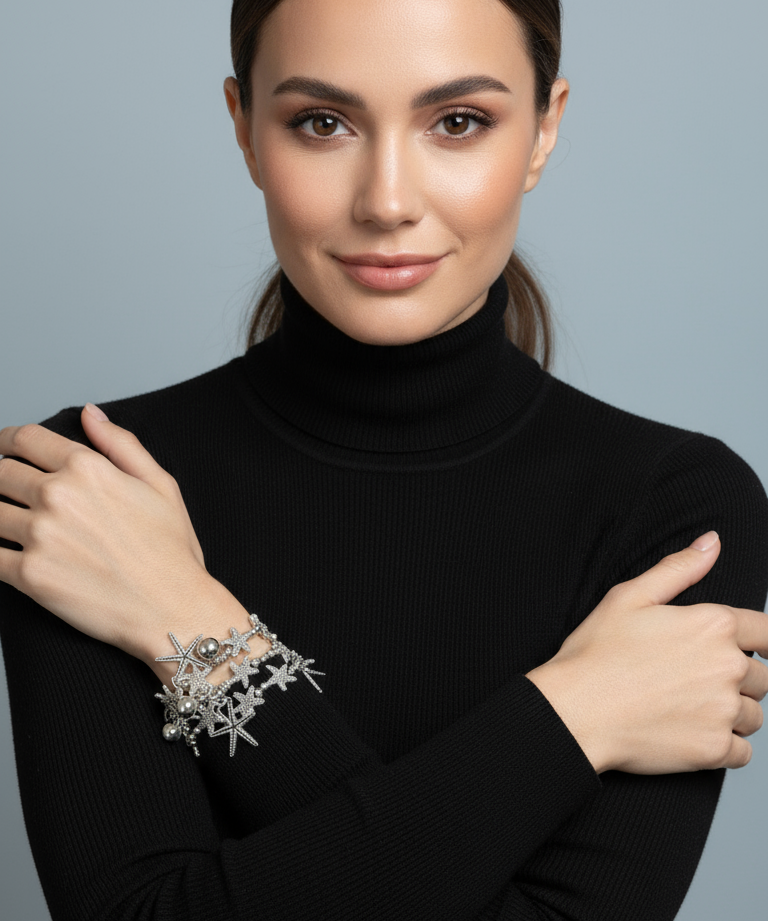Pulseira de prata com pingentes em formato de estrela e pedras brilhantes