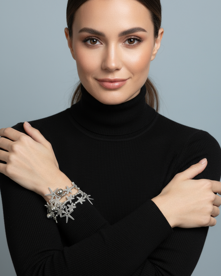 Pulseira de prata com pingentes em formato de estrela e pedras brilhantes