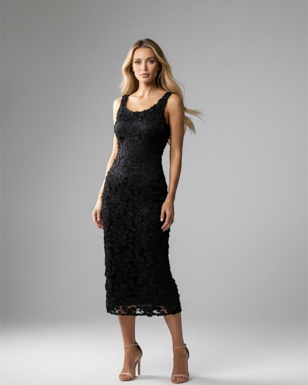 Vestido midi de renda preta com alças finas, decote reto e barra rendada