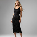Vestido midi de renda preta com alças finas, decote reto e barra rendada