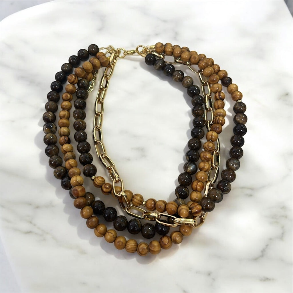 Colar maxi com contas marrom, caramelo e preto, várias voltas e fecho dourado