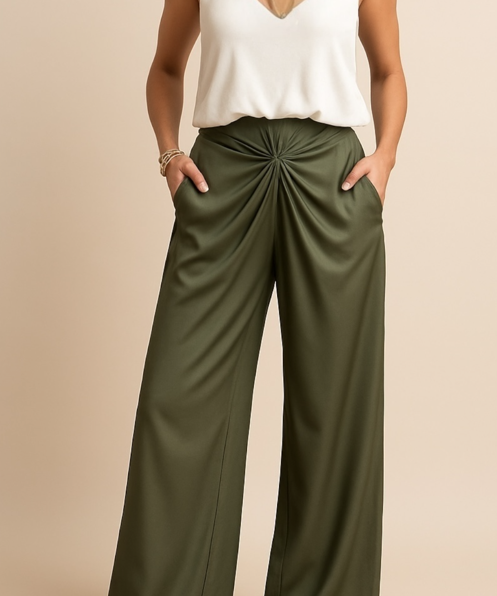 Calça Carol verde militar de pernas largas, cós franzido e caimento solto.