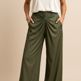 Calça Carol verde militar de pernas largas, cós franzido e caimento solto.