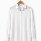 Camisa Magnolia branca de botões, gola clássica e mangas longas com babados