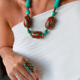 Colar Mariangela com contas turquesa e pingentes ovais coloridos, estilo boho.