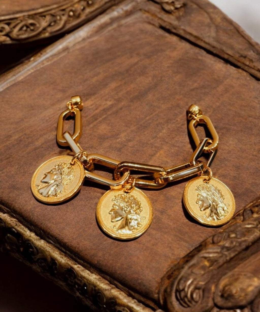 Pulseira maxi dourada com fecho lagosta e extensor de 5 cm, com moedas pendentes