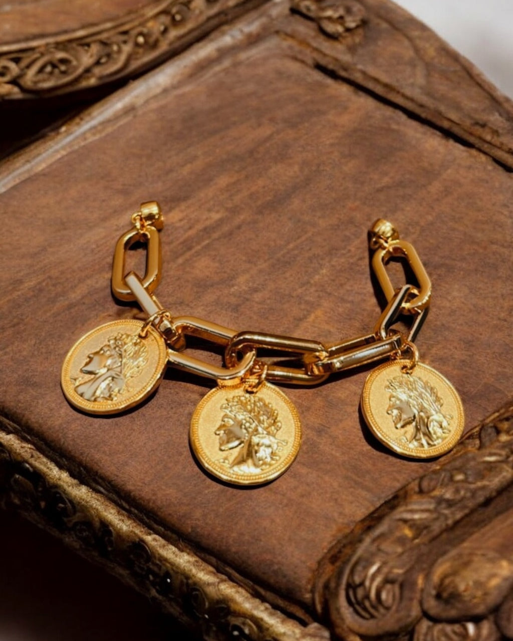 Pulseira maxi dourada com fecho lagosta e extensor de 5 cm, com moedas pendentes