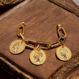Pulseira maxi dourada com fecho lagosta e extensor de 5 cm, com moedas pendentes