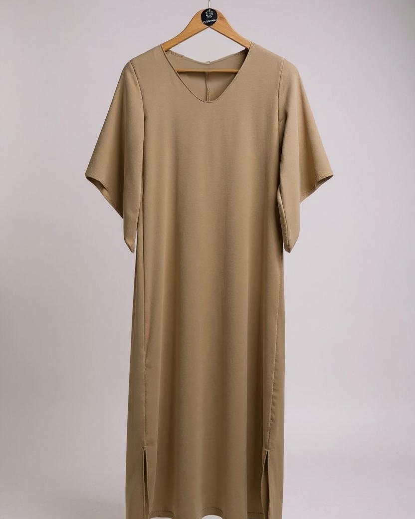 Vestido longo bege com decote V e mangas amplas soltas.
