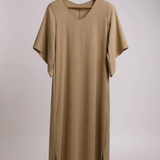 Vestido longo bege com decote V e mangas amplas soltas.