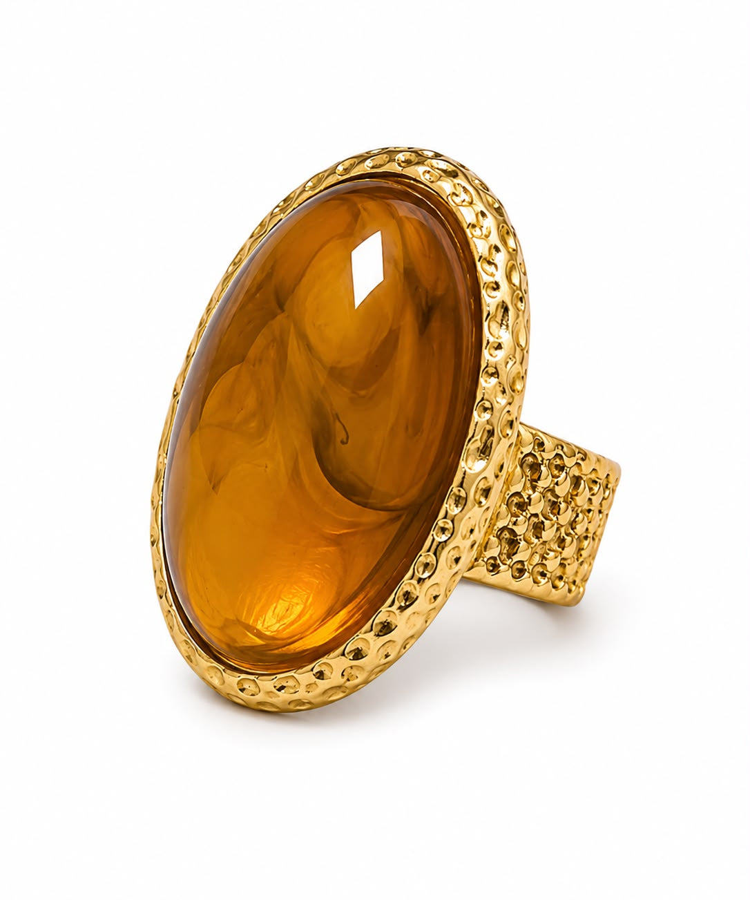Anel Yara com resina citrina oval âmbar, acabamento dourado e borda trabalhada