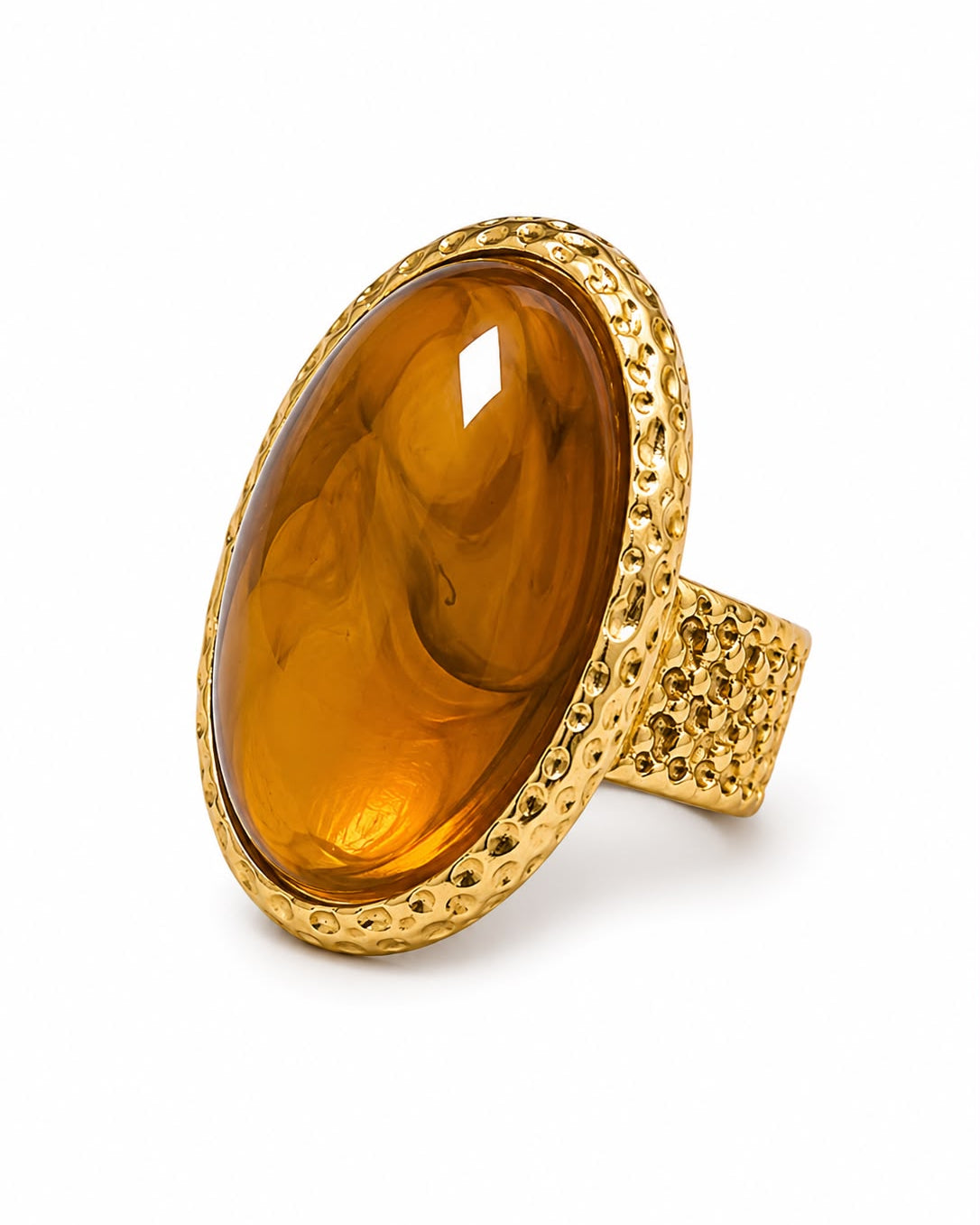 Anel Yara com resina citrina oval âmbar, acabamento dourado e borda trabalhada