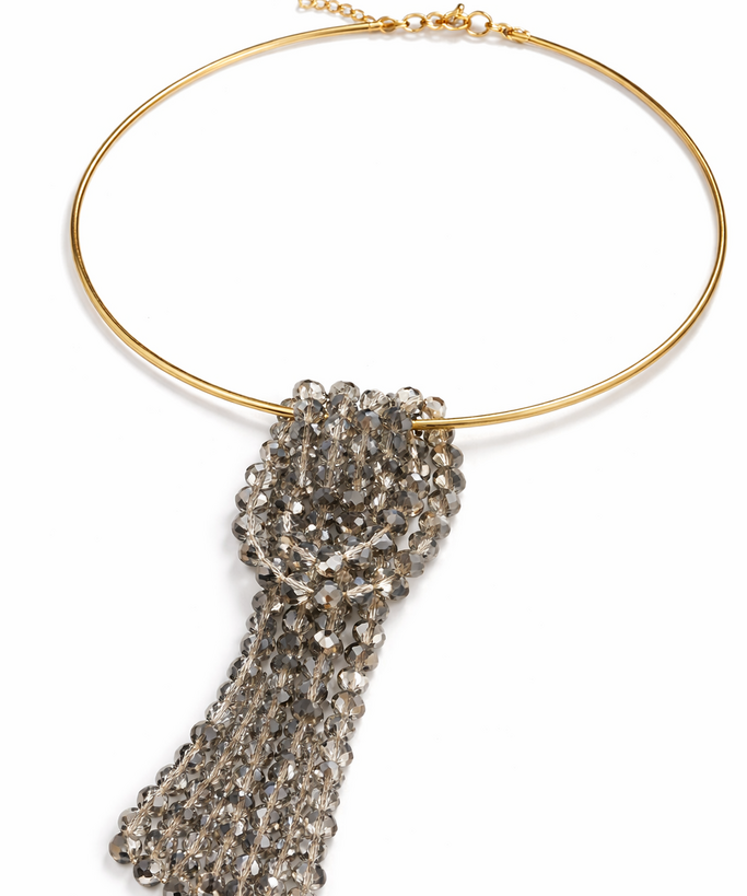 Colar com aro dourado e pingente de cristais prateados em cascata