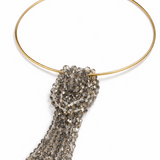 Colar com aro dourado e pingente longo de strass transparente na cor cinza