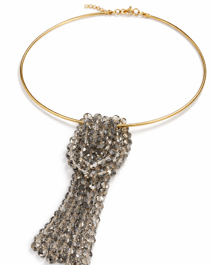 Colar com aro dourado e pingente longo de strass transparente na cor cinza