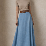 Saia jeans azul clara evasê longa, com cós