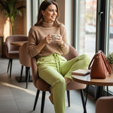 Calça Juliana verde-lima de pernas longas, bolsos laterais e costuras frontais