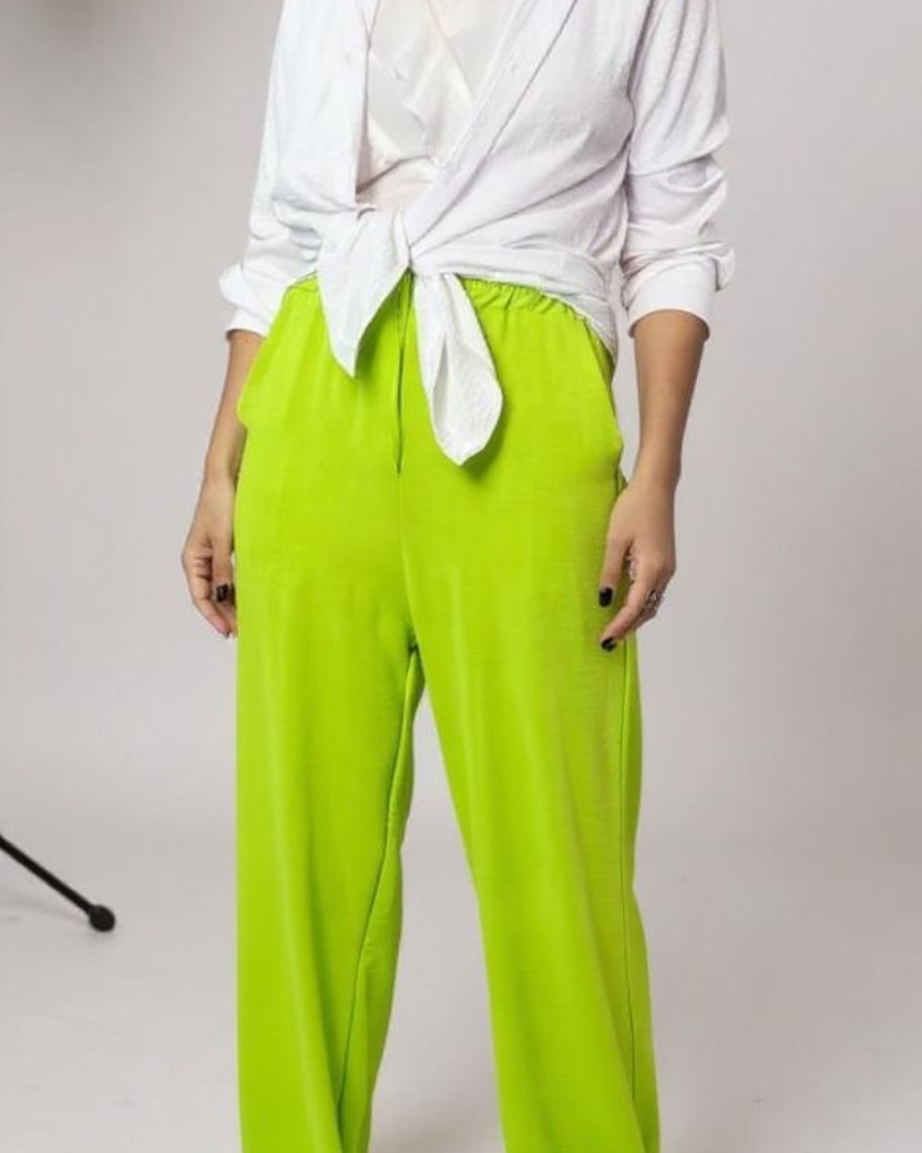 Calça verde-limão de cintura alta com laço frontal e pernas largas