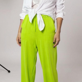 Calça verde-limão de cintura alta com laço frontal e pernas largas