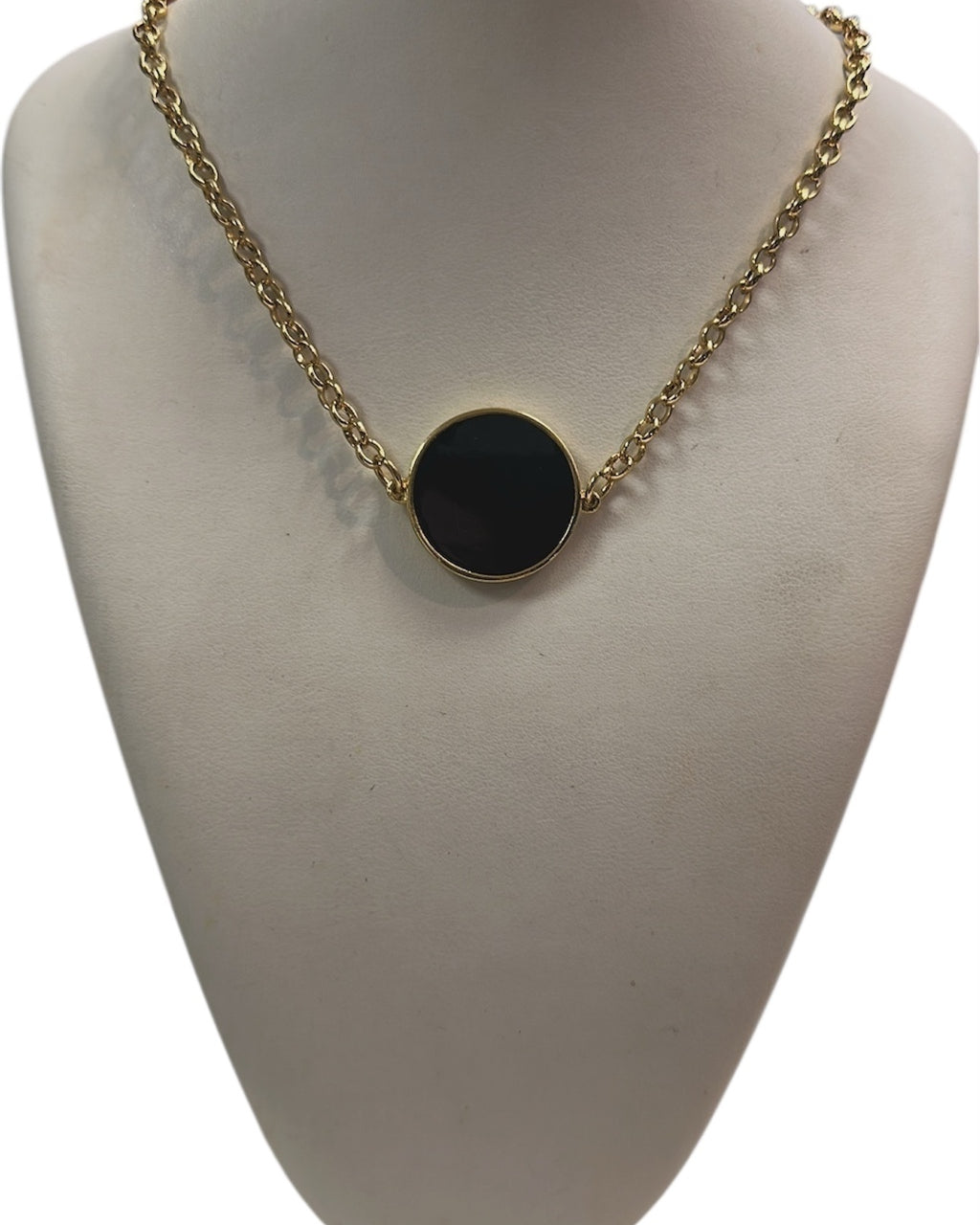 Colar Fiora Uno com corrente dourada e pingente circular preto