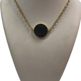 Colar Fiora Uno com corrente dourada e pingente circular preto