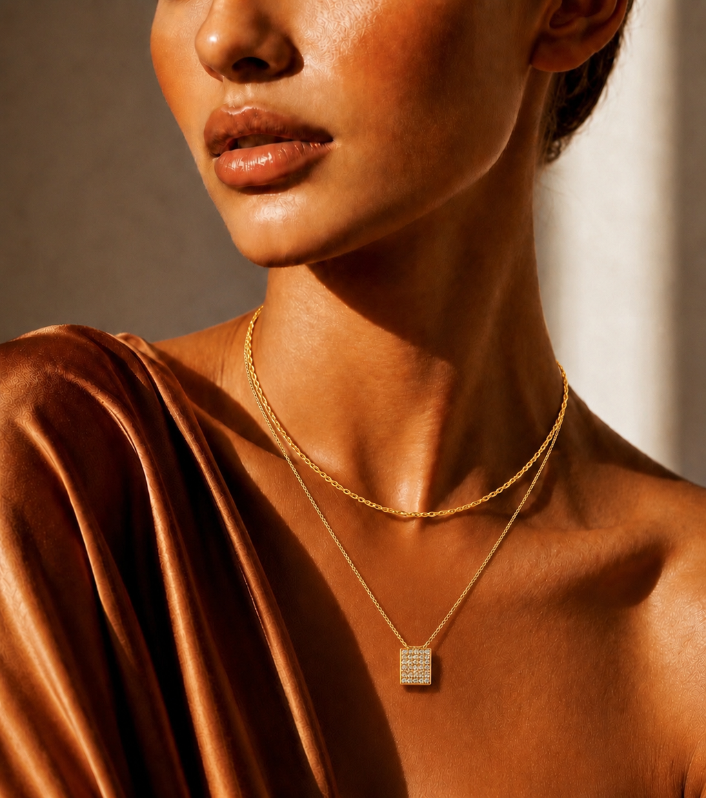 Colar duplo Amália dourado com duas correntes e pingente quadrado