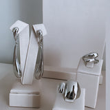 Brincos prateados estilo argola com pingente oval brilhante