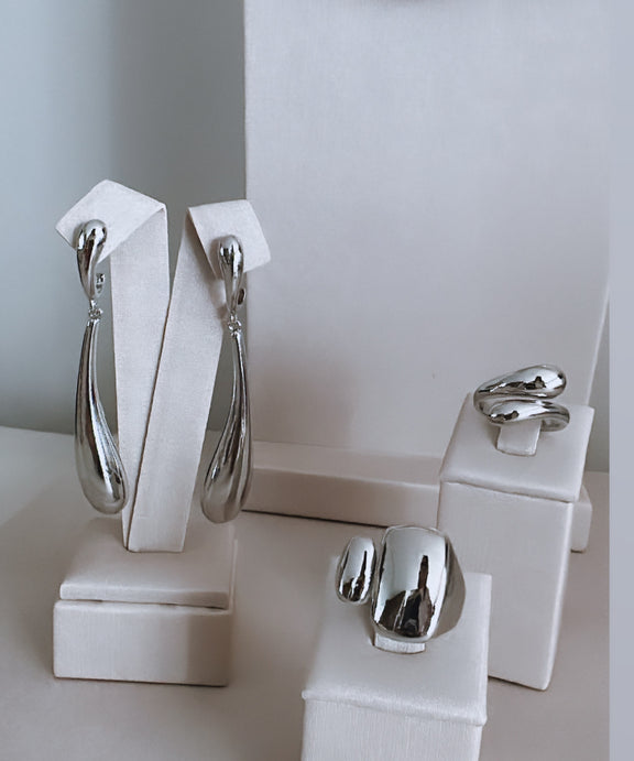Brincos prateados estilo argola com pingente oval brilhante