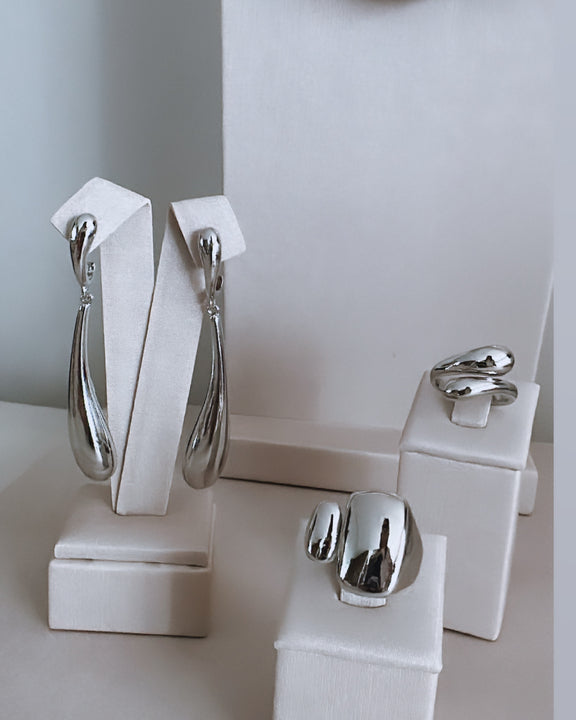 Brincos prateados estilo argola com pingente oval brilhante
