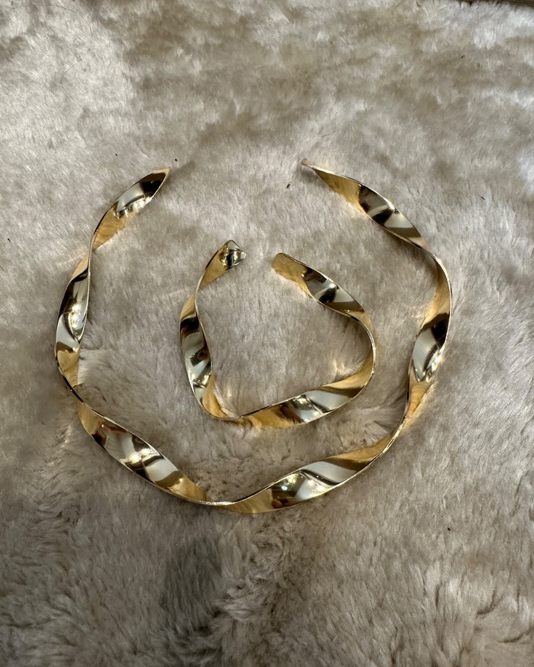 Pulseira dourada de elos em tiras recortadas com brilho